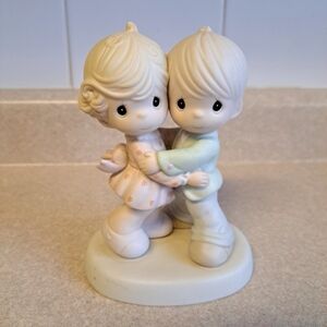 Precious moments | hug one another 521299